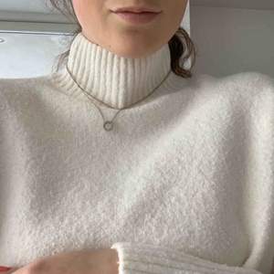 And other stories white knit pull over - turtle neck !! - never worn - still has the tag ! Super soft! Meet in Stockholm or pay for shipping 