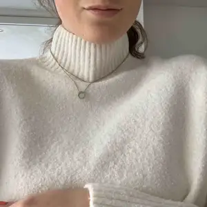 And other stories white knit pull over - turtle neck !! - never worn - still has the tag ! Super soft! Meet in Stockholm or pay for shipping 