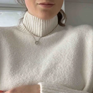  - And other stories white knit pull over - turtle neck !! - never worn - still has the tag ! Super soft! Meet in Stockholm or pay for shipping 