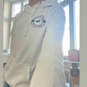 Hoodie - Tunn Oversized hoodie från Hollister ( herr ) med logo både fram och bak  Aldrig använt utomhus  ordinarie pris: 450kr 