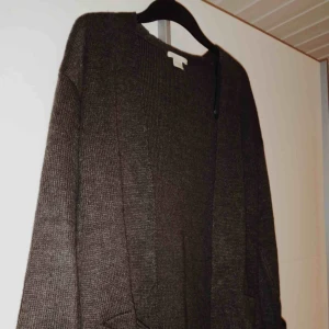  - Rymlig och oerhört mysig långkofta i en varm, brun färg 🌸 Använd en gång. 