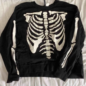  - Tröja med skelett tryck från H&M. Använd ett fåtal gånger. Vid frakt står köparen för fraktkostnaden.