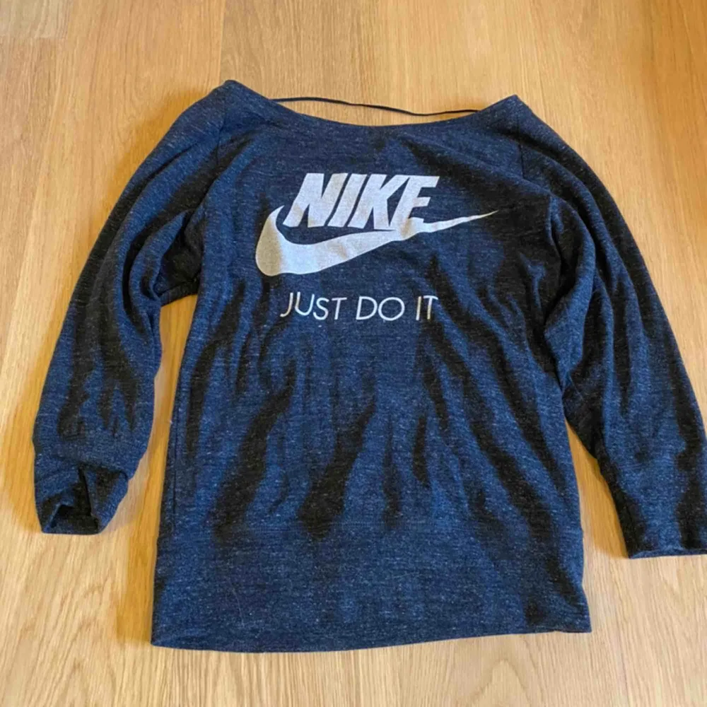 Helt oanvänd Nike tröja, jätte fin!. Såklart äkta ! Köparen står för frakten, 11kr . Tröjor & Koftor.