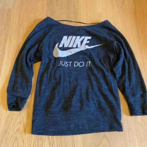  - Helt oanvänd Nike tröja, jätte fin!. Såklart äkta ! Köparen står för frakten, 11kr 