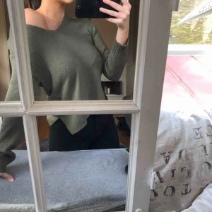 - En jätte fin grön stickad tröja. Man kan ha den som one shoulder och även normalt som ni kan se på bildern, stl S💕