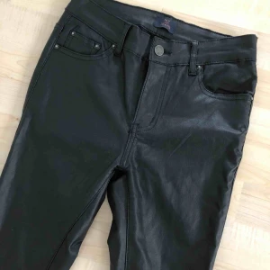  - Lackade jeans från Nelly! Omärkbart använd mycket få gånger. Storlek M men sitter mer som S dock väldigt stretchiga! Köparen står för eventuell frakt 🥰🤩