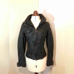  - Skitsnygg skinnjacka från Jofama. Aldrig använd. En avtagbar krage medföljer (se bild 2) för kallare väder! Köpt för 1999kr. 