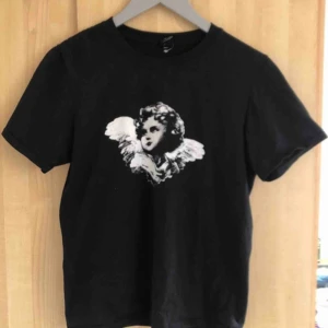  - Söt t-shirt!! Möts gärna i Stockholm 💖