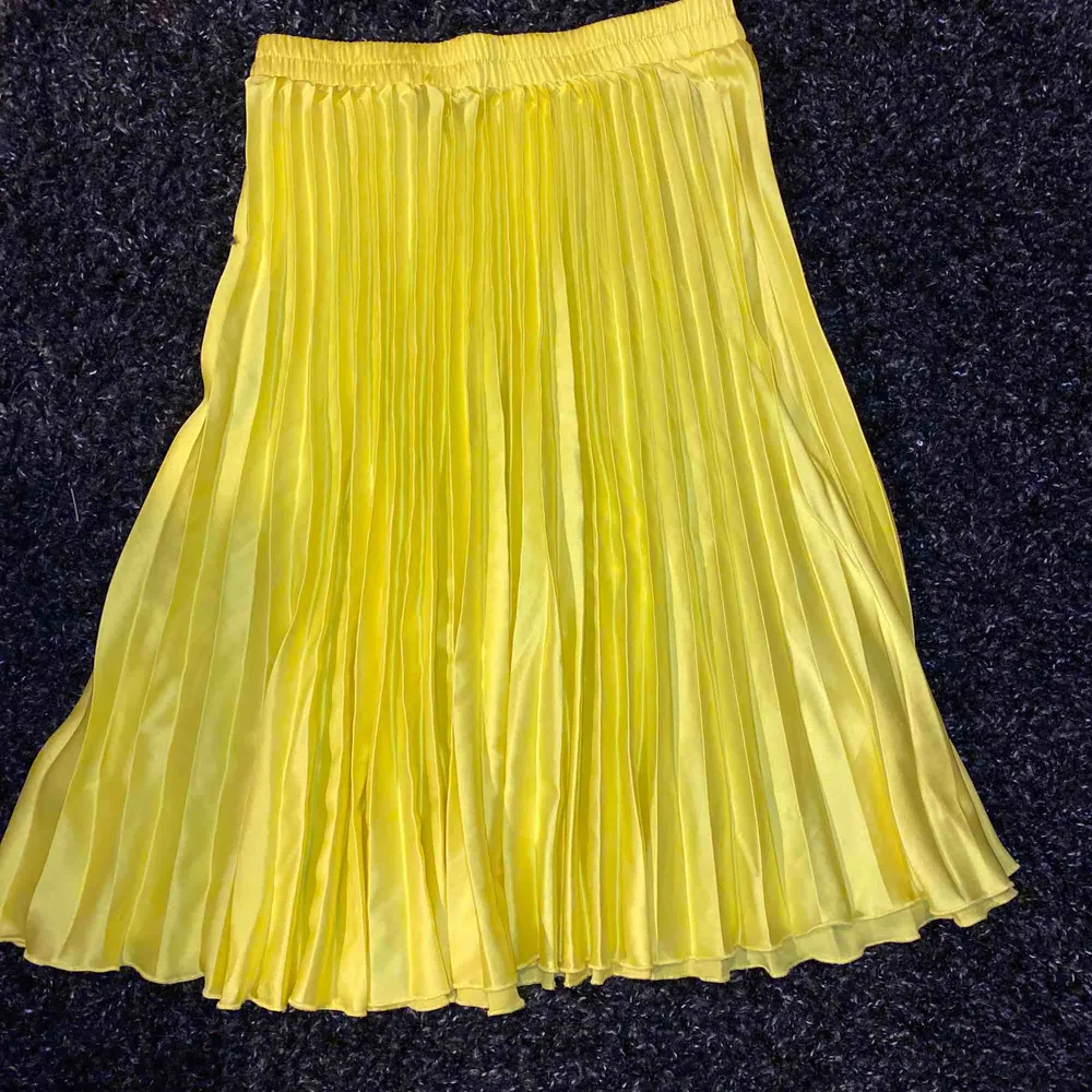 Neongul kjol från bikbok, använd ett fåtal gånger! Frakt tillkommer. Kjolar.