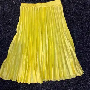 Neongul kjol från bikbok, använd ett fåtal gånger! Frakt tillkommer