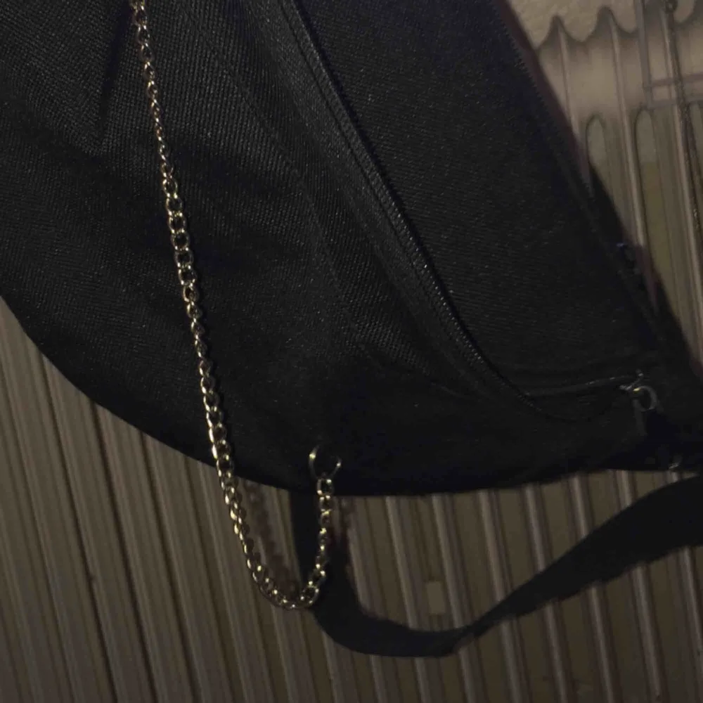 svart fannypack med silverkedja ! se sista bilden för hur kedjan sitter. frakt tillkommer☺️. Väskor.