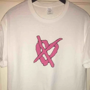  - fin tshirt med tryck på fram och baksida, helt ny aldrig använd.