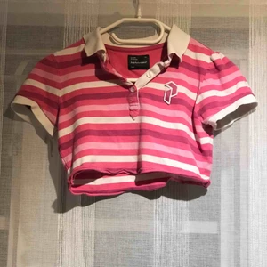  - Randig PeakPerformance ”set”. Var en klänning innan i storlek 150 men sydde om den till en kjol och t-shirt.  🤍💕🍉