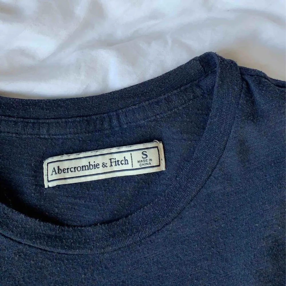Marin blå t-shirt från Abercrombie & fitch 💜 väldigt snygg passform !!. T-shirts.