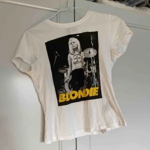  - Cool t-shirt köpt för länge sedan men knappt använd!🔥 möts helst upp i sthlm annars står köparen för frakten!