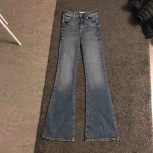 - snygga bootcut tyvär för stora för mig jätte sköna, skriv om du vill ha dom för något annat pris 
