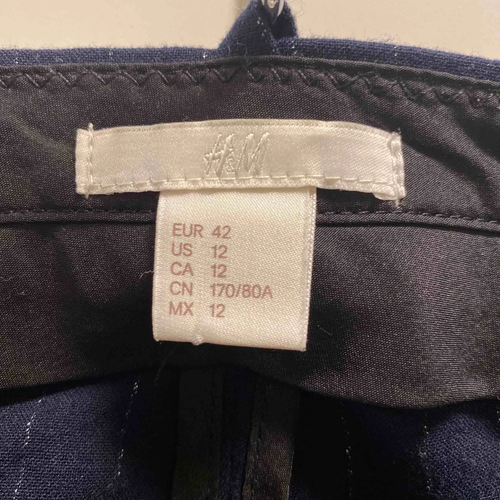 Säljer ett par blåa kostymbyxor med silver ränder i storlek 42. Lite noppriga men syns bara på väldigt nära håll. 75kr + frakt.. Jeans & Byxor.