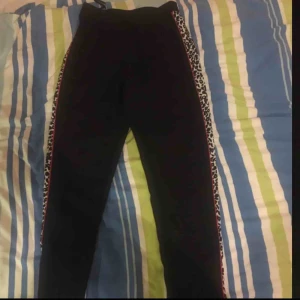  - Supersköna byxor. Leopard mönster på sidorna. Står S i dem men passar mig som har M. Endast provade. Frakt inräknat. Obs! Finns matchande tröja i separat annons, kan samfraktas men tröjan kostar +50kr i sig.