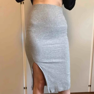  - Tight ribbad kjol i stretchigt material. Nyskick!