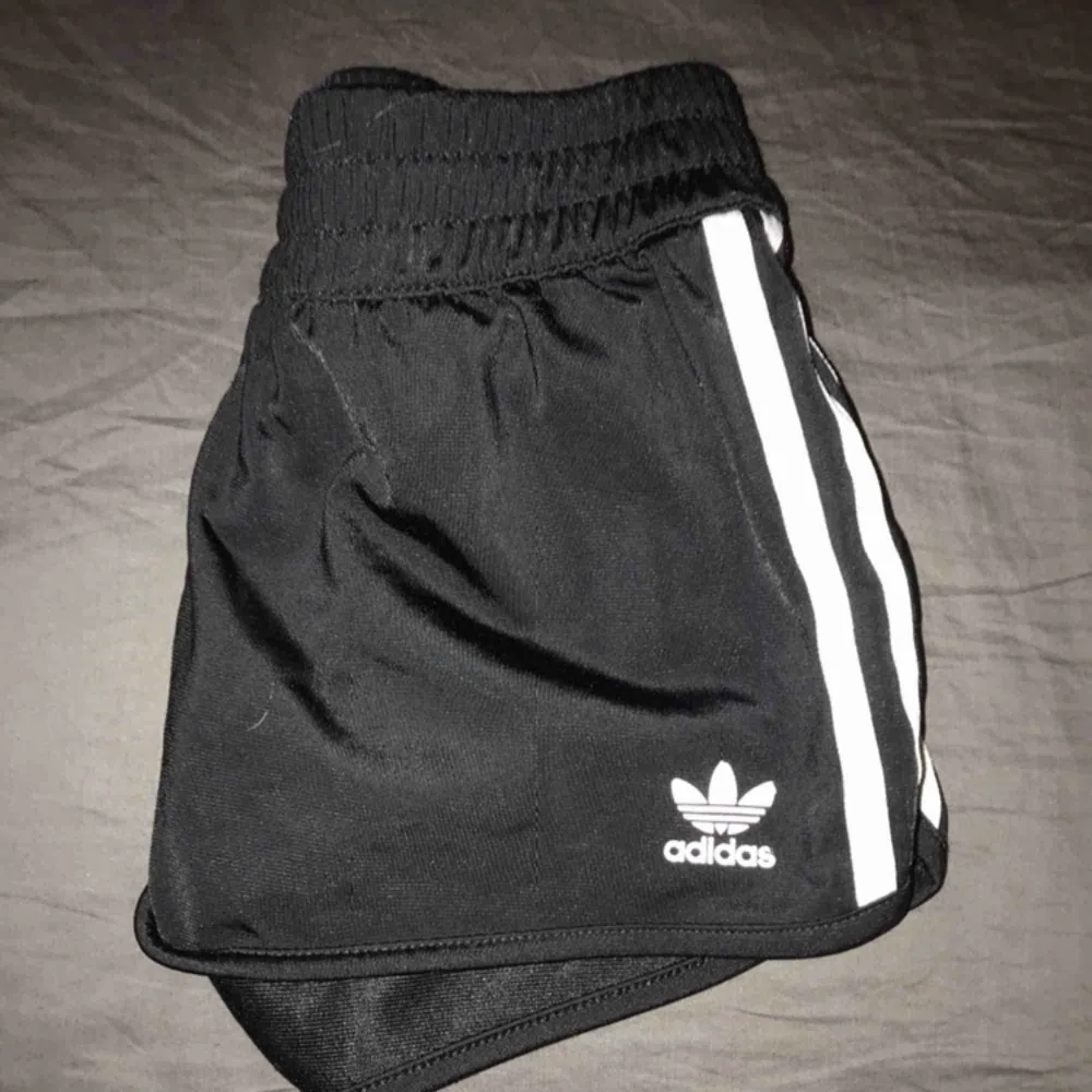 Adidas tränings-short i storlek XS Tyvärr lite för korta för mig😢 Kan dela på frakten🥰. Övrigt.