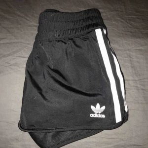  - Adidas tränings-short i storlek XS Tyvärr lite för korta för mig😢 Kan dela på frakten🥰