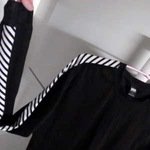 Helly Hansen tröja - Använd ca 5gånger. Ganska tunn i materialet och är mera en tränings tröja än en tröja att ha till vardags. Mera bilder fås vid intresse. Är mera åt kvinno hålet i storleken men passar alla.350kr + frakt,kan diskuteras.