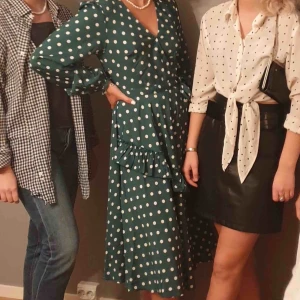  - Säljer min superfina grön-prickiga klänning från NA-KD då den tyvärr inte kommer till så mycket användning!! Köpte den för några månader sedan bara så den är som ny. Superfin till våren och sommaren!!💕