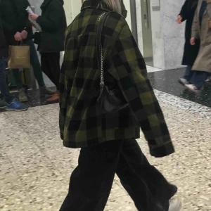  - Säljer min jacka från Weekday (minsta herrmodell så overzised).  Använd fåtal gånger, köpt för ca 2 månader sedan på Weekday i Göteborg. Perfekt för våren.