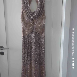  - Passande balklänning i paljetter i en champagne rosa färg, väldigt fint skick (en knapp av tre sitter lite löst vid nacken) detta påverkar dock inte hur klänningen sitter 