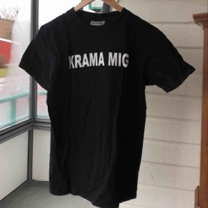  - T-shirt i storlek XS. Säljes för 50kr. Kan mötas upp i Örebro.