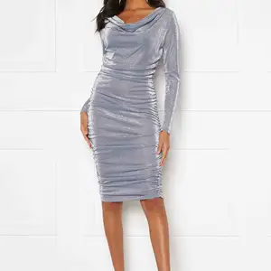 Såå fin silverglittrig klänning från Bubbleroom som glittrar superfint och mycket! I storlek S och aldrig använd. Kan även bäras off shoulder. Ord pris 599kr. Frakt ingår✨✨