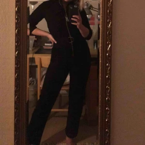  - Säljer min boiler suit från Weekday. Säljer pga lite för liten & lite för lång. Är vanligtvis en Strl S & är 1.62 lång. Sitter nog perfekt på den som är 1.65 eller mer. Modellen har raka ben, resår i midjan & skjortliknande modell upptill. 