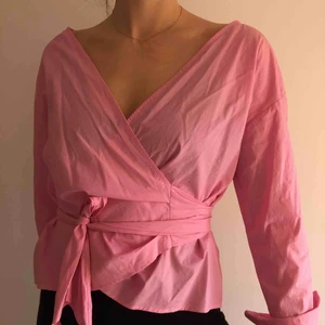  - Superfin skjorta som man knyter omlott, så lätt att få en snygg passform. Helt oanvänd och har prislapp kvar, 349kr nypris. 