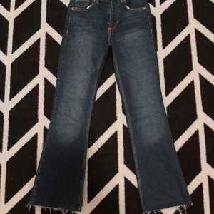 Ett par (nya jeans ) från zara, har aldrig använt ddet. Dem är korta för mig,om du är runt 1151så är det perfekt 