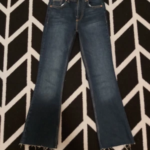 Jeans - Ett par (nya jeans ) från zara, har aldrig använt ddet. Dem är korta för mig,om du är runt 1151så är det perfekt 