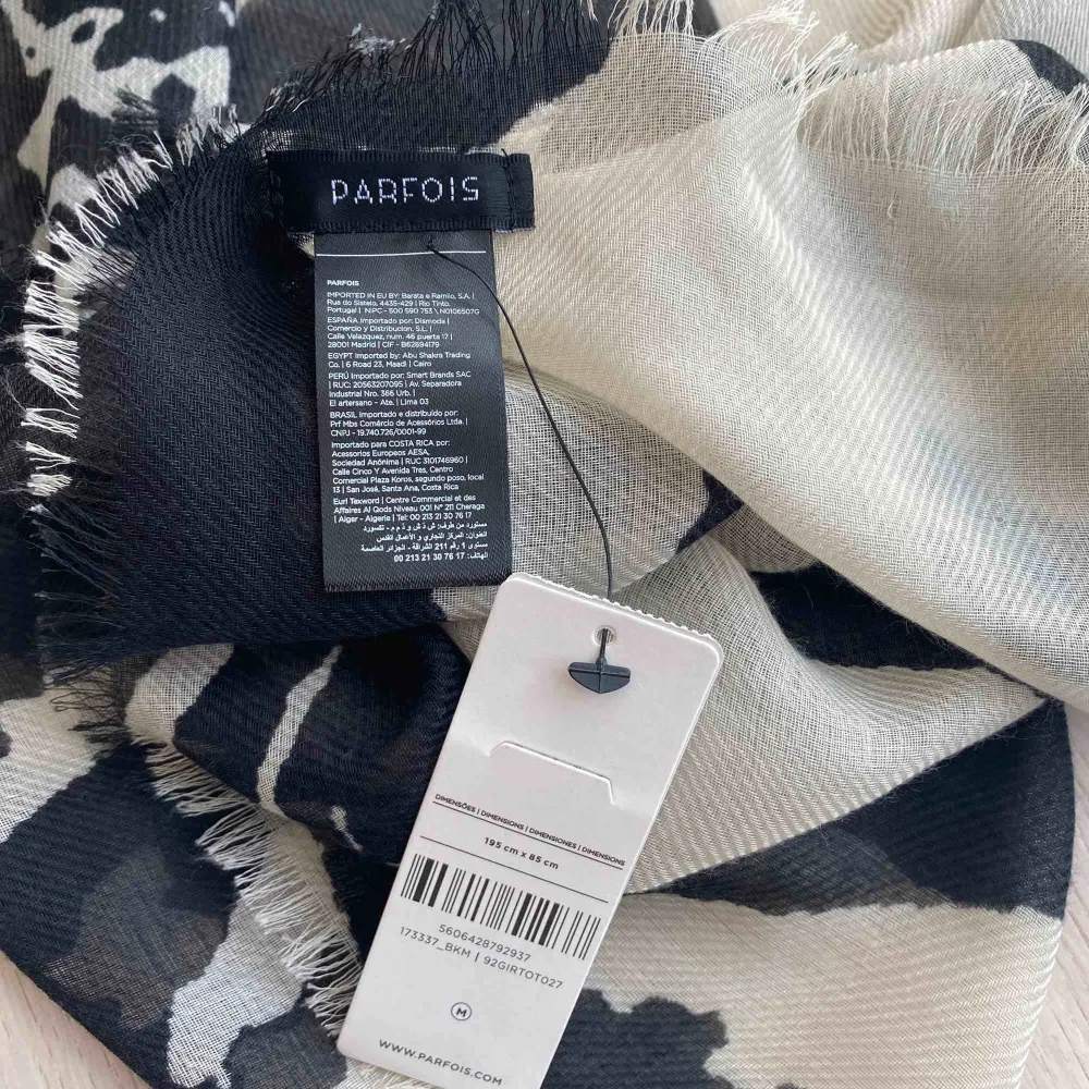 Ny svart-vit mönstrad halsduk från Parfois. Mötas / frakt kommer.. Övrigt.