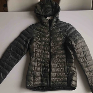  - Dunjacka från Everest i strl 34. Använd men i fint skick. Finns ett hål som blivit lagat och knappt syns, se sista bilden. Finns ett mycket litet hål till. Finns att hämta i Malmö. Kan skicka men då står köparen för frakten.