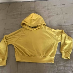  - Gul lite croppad hoodie från bikbok, knappt använd🤗