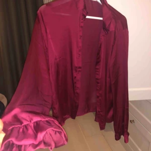  - Siden skjorta från NAKD med detalj på armar 