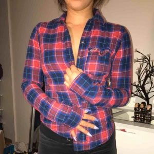  - Hollister skjorta nyskick