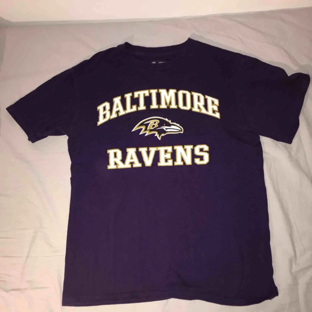 Baltimore ravens purple vintage t-shirt. T-shirts.