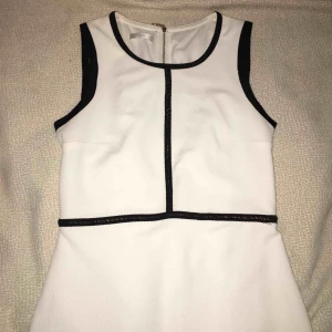  - Vit klänning med ett mjukt underlag från promod