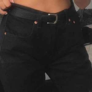  - Svarta levis jeans i modellen 595. Vet inte storleken men skulle gissa på 28/32 men skulle mer säga 26/32 då det är det jag brukar ha. Felfria. 