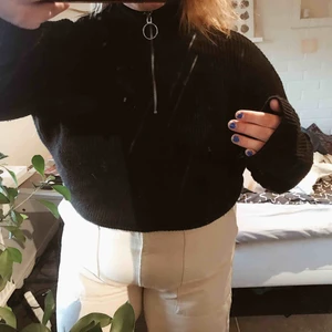  - Superskön stickad tröja med krage och dragkedja. Du står för frakten❤️ 