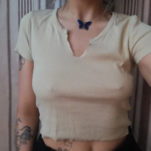 Croptop - 🌺Beigegul topp från Ginatricot. Köpt Second hand, färgen är lite oklar om den ska vara så eller om den har blivit så av tvätt men jag tycker färgen är fin. Frakt 40:-