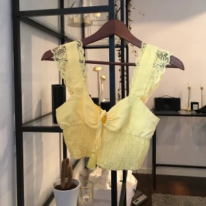 Gul topp - Gul jättesöt topp som är köpt i Thailand, aldrig använd. Skulle säga att den är en XS/S. Frakt tillkommer om du ej vill hämta på plats :)