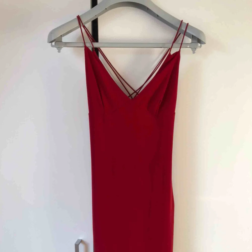 Vrålsexig figurnära klänning från märket Rebecca Stella i röd och xs (väldigt stretchig). Snygg rygg och den röda färgen är mer åt det kalla hållet, vilket gör att den passar ljusare hudtoner! Priset kan diskuteras. Klänningar.