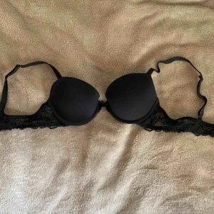 BH från Lindex  - Svart basic BH från Lindex i strl 75A💕 Säljer då det är fel storlek för mig❤️ Med bygel och i bra skick! Köparen står för 🚚. 