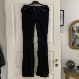  - Jeans jag fick av kompis, för små tyvärr men väldigt fina med vita sömmar. Frakt tillkommer för köparen.