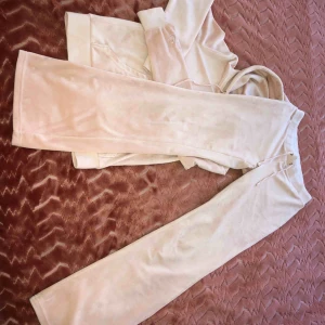  - Säljer min rosa juicy couture set med utsvängda ben. köptes ett halvår sen, knappt använd. köpt för 2800 säljer för 1500. Skriv för fler bilder😊 tar emot swish, kan även mötas upp i Landskrona/helsingborg 